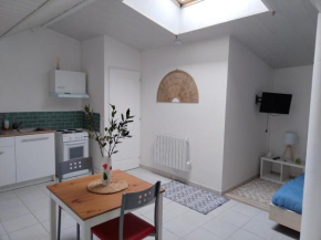Studio entier et parking privé